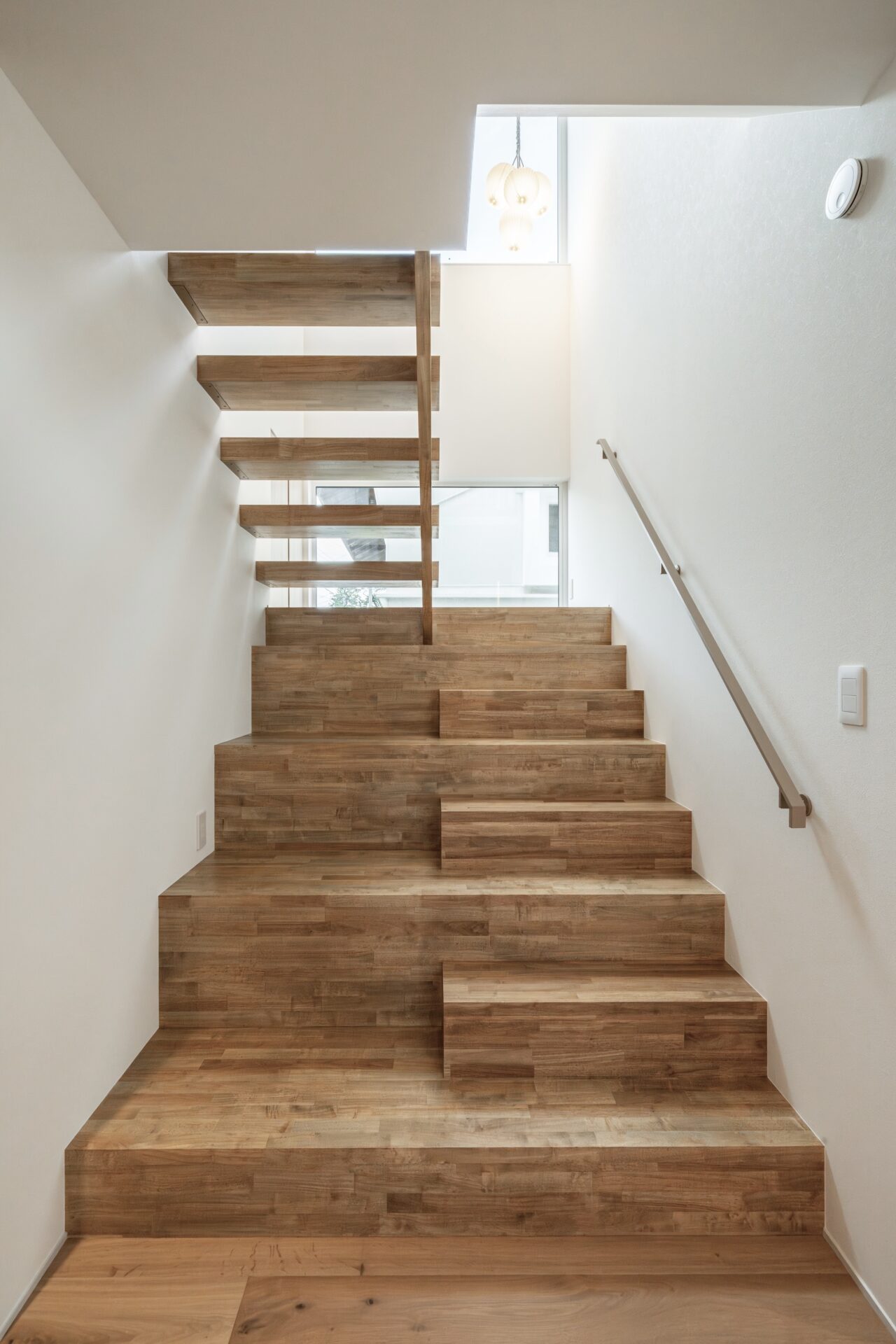 所沢市-注文住宅-テラスを眺める家-階段