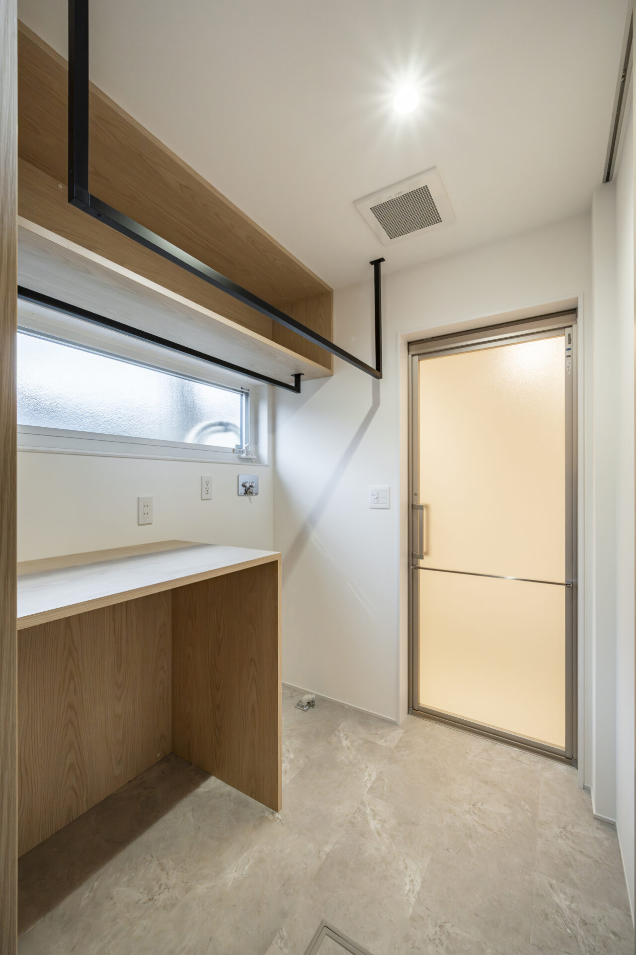 所沢市-注文住宅-テラスを眺める家-脱衣室