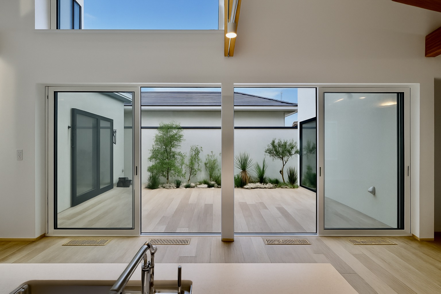 所沢市-注文住宅-テラスを眺める家-テラスを望む