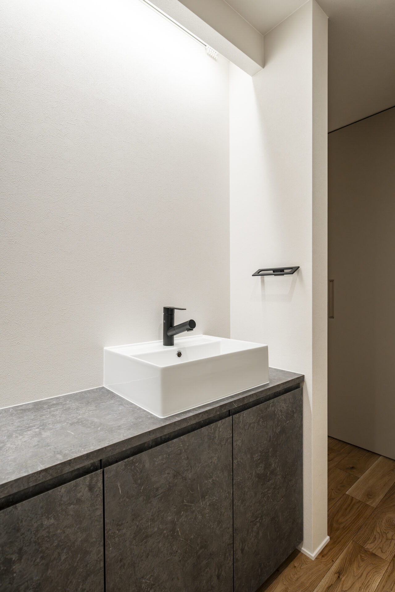 3. 武蔵野市注文住宅_横田邸_ホール手洗い